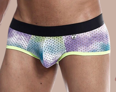 Pleasurements Mob boxer brief in groen mesh met een zwarte tailleband gedragen door een mannelijk model.