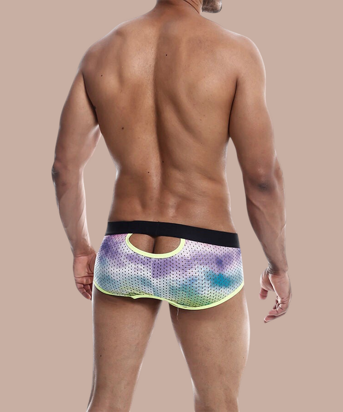 Pleasurements Mob boxer brief in groen kant met een sensueel open ontwerp en zwarte tailleband op een man