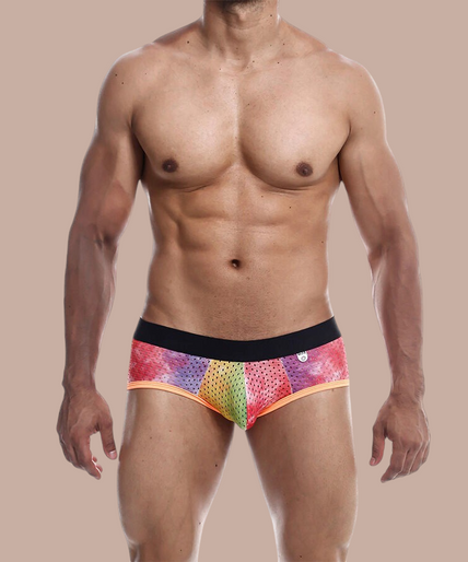 Pleasurements oranje boxer brief van kant met een zwarte tailleband gedragen door een gespierd model