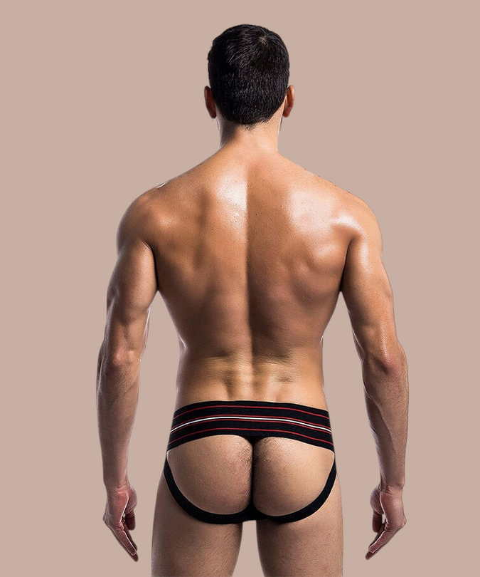 Achterkant van een man die een zwarte Pleasurements Mob string draagt met rode strepen op de tailleband.