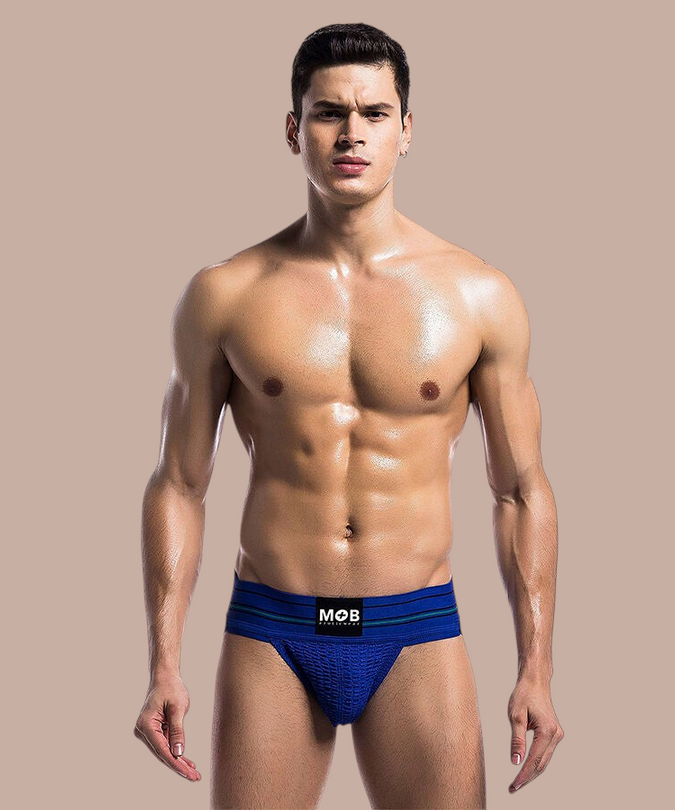 Pleasurements Mob Classic blauwe herenstring met gestructureerde stof en elastische tailleband op een model