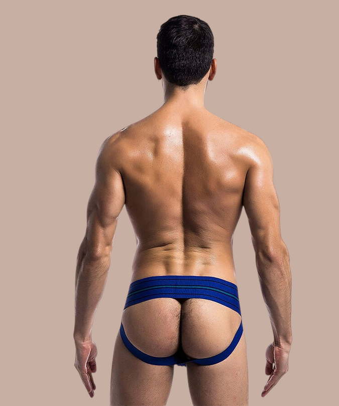 Achteraanzicht van een man die de blauwe Mob Classic Thong van Pleasurements draagt met een sportieve elastische band.