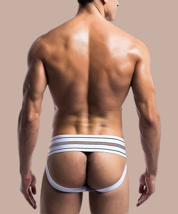 Pleasurements Mob witte herenstring met gestreepte tailleband gedragen door een man van achteren gezien
