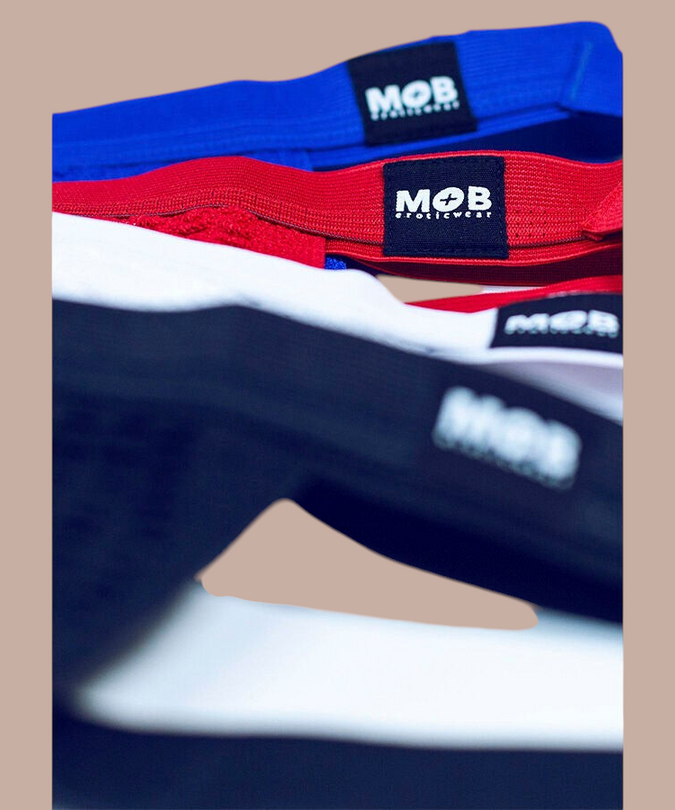 Pleasurements Mob jockstrap collectie in blauw, rood, wit en zwart met elastische tailleband en merklogo
