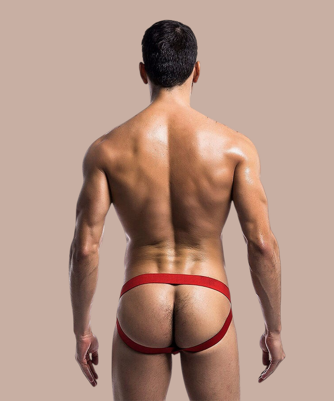 Achterkant van een rode Mob jockstrap zwembroek gedragen door een man, uit de Pleasurements Core Collection.