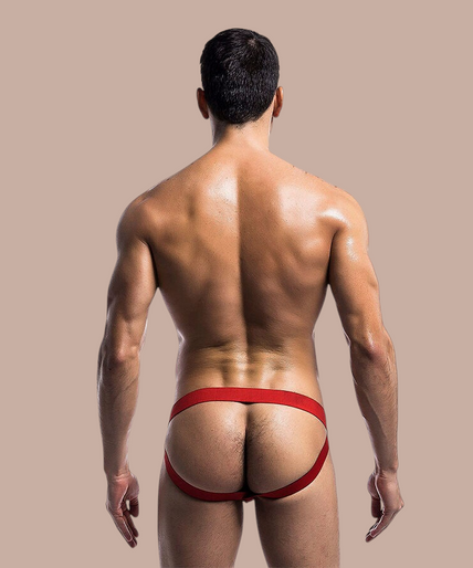 Pleasurements Mob rode fetish jockstrap zwembroek gedragen door een gespierd model tegen een witte achtergrond