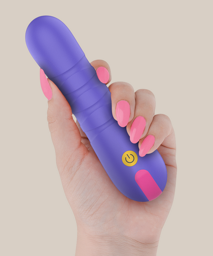 Pleasurements Stella paarse siliconen vibrator met stuwende functie vastgehouden in een hand
