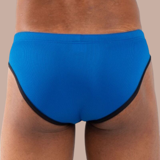 Pleasurements Burn 018 blauwe slip met zwarte randen gedragen op de rug gezien voor een verfijnde uitstraling.