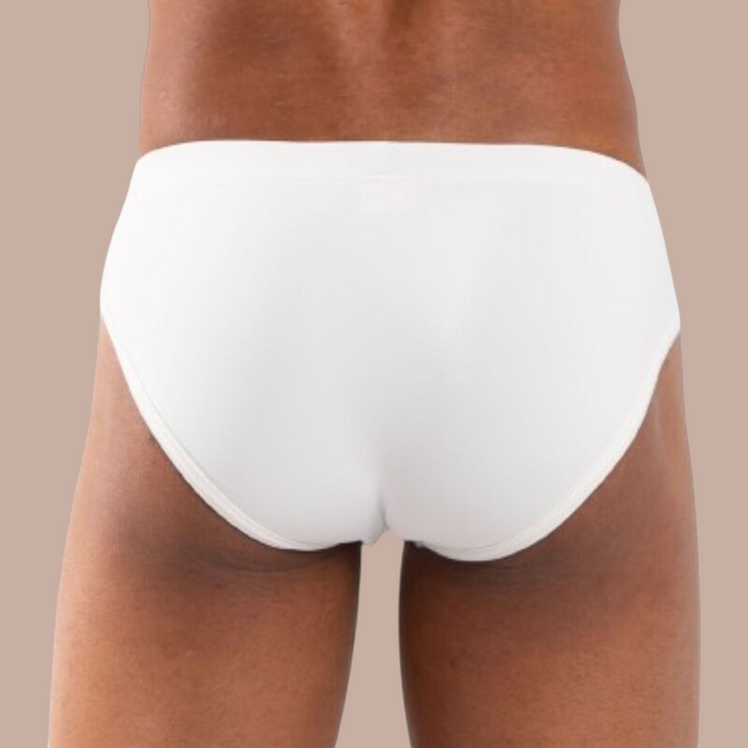 Pleasurements Burn 021 witte slip voor heren, getoond vanaf de achterkant voor een comfortabele pasvorm.