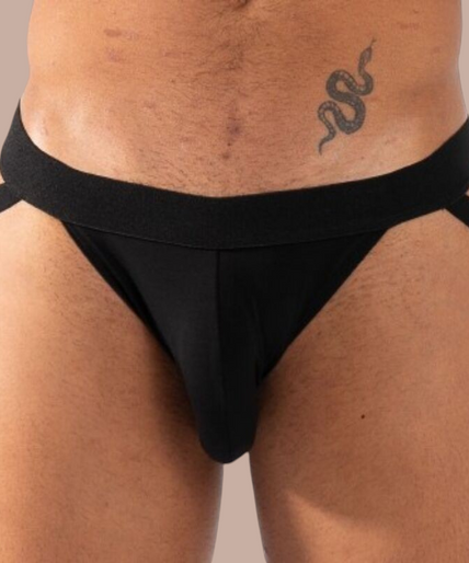 Pleasurements Burn 011 Double Black jockstrap met een strakke pasvorm voor een sensuele en zelfverzekerde uitstraling.