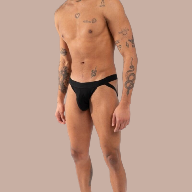 Pleasurements Burn 011 zwarte jockstrap gedragen door een man voor een elegante en sensuele uitstraling