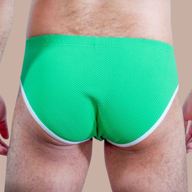Pleasurements Burn 022 groene slip met textuur en witte bies gedragen op de rug